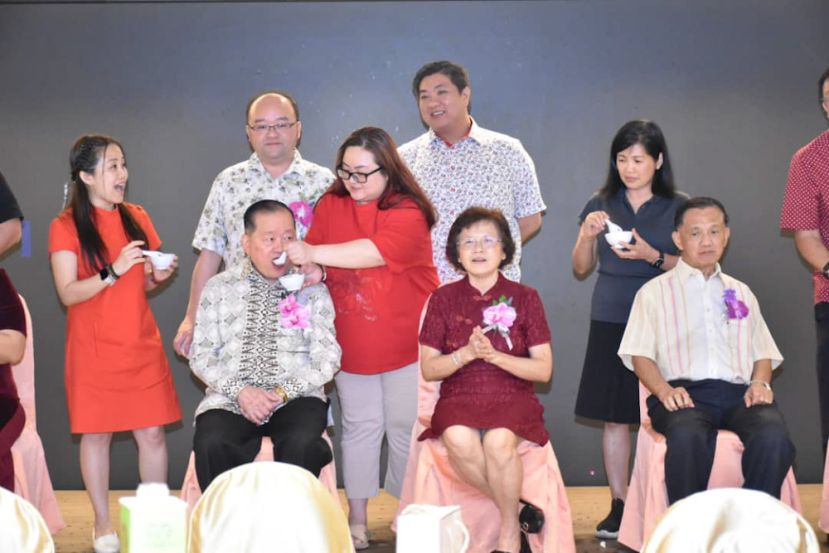 子女们为父母长辈献上“拗九粥”，感谢父母的养育之恩！