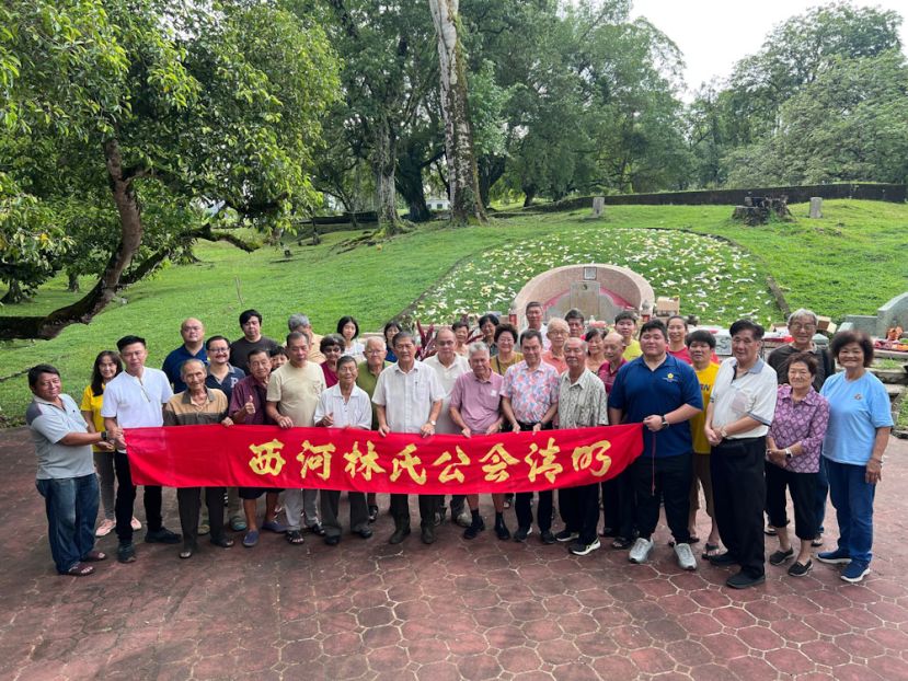 林氏主席林亚德（中）与全体参祭者合照。
