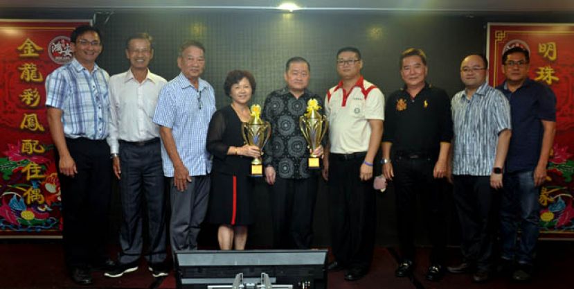 曾令威大师（右四）分别把奖杯移交予拿督斯里刘为强太平局绅（右五）及其夫人拿汀斯里黄赛芳（左四）时摄。在场见证者包括黄启萍（左三）、拿督刘思乐（右二）及刘泩（右三）等。