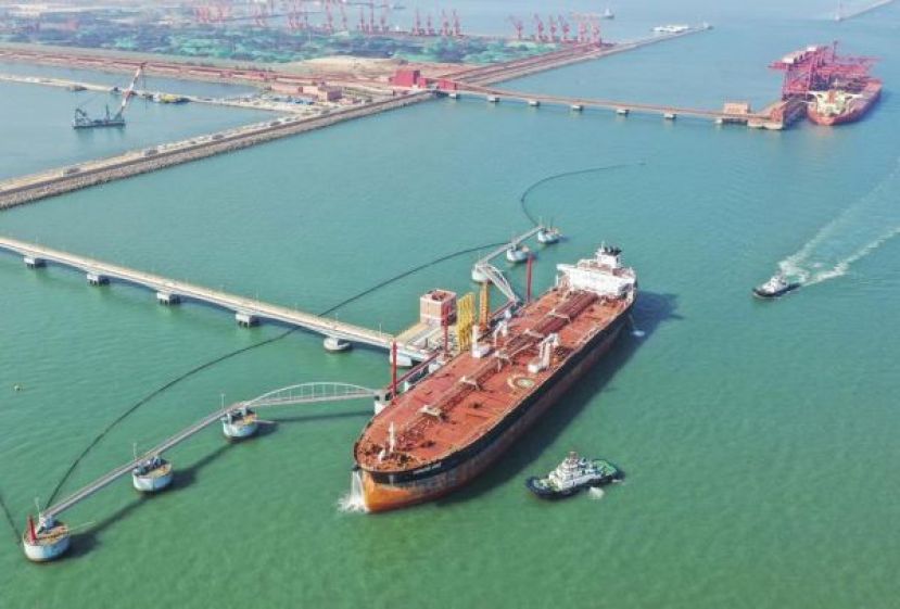 山东青岛港董家口港区原油码头。