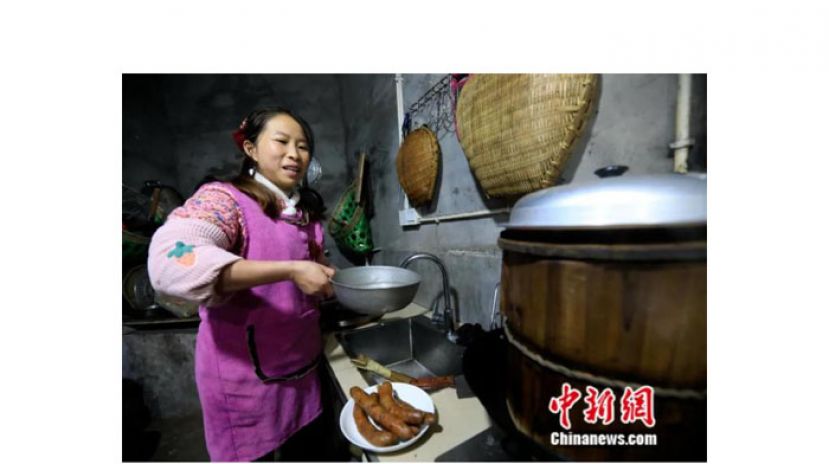 桃子姐正在做饭。