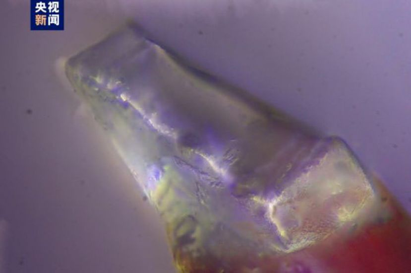 月球含水矿物晶体。