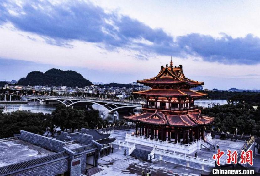 傍晚拍摄的逍遥楼。