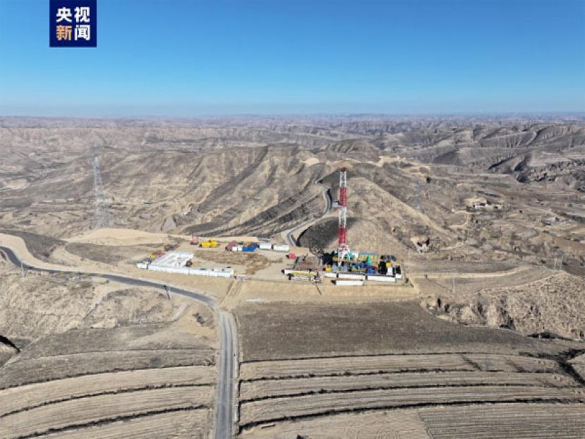中国挖到超亿吨级油田。