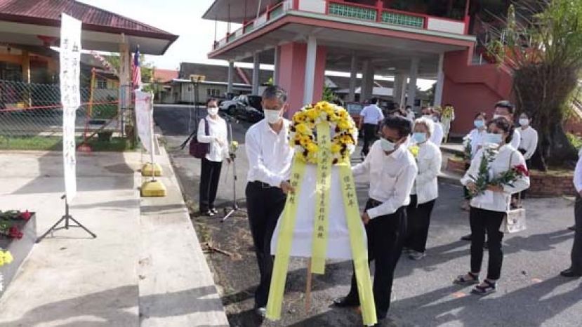 程广中总领事和张阳副总领事代表中国总领馆向纪念碑敬献花圈。