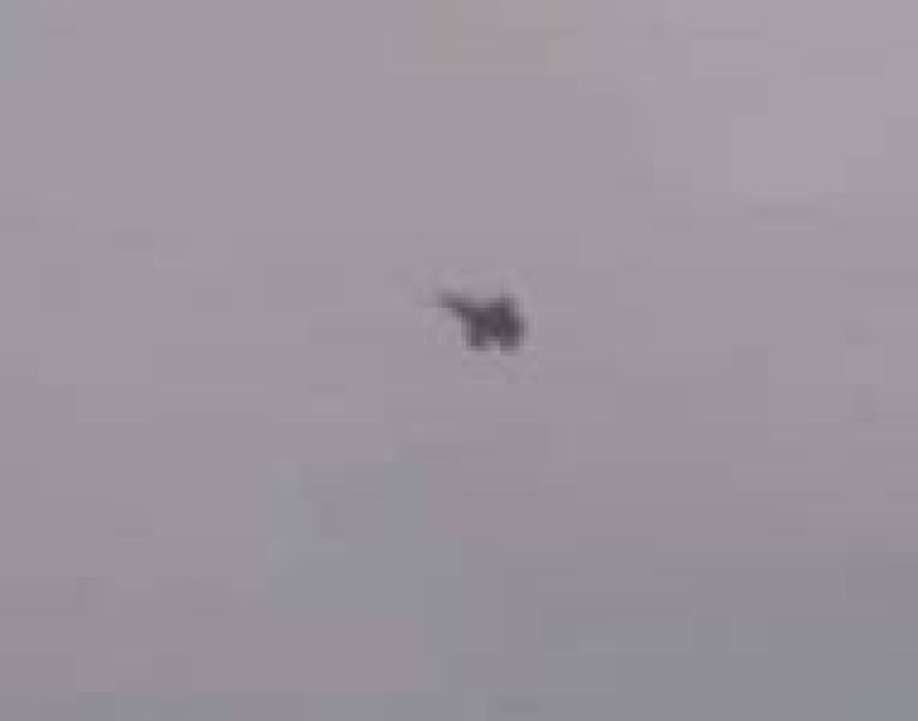 画面显示伊朗炮火（白点）射向战机。