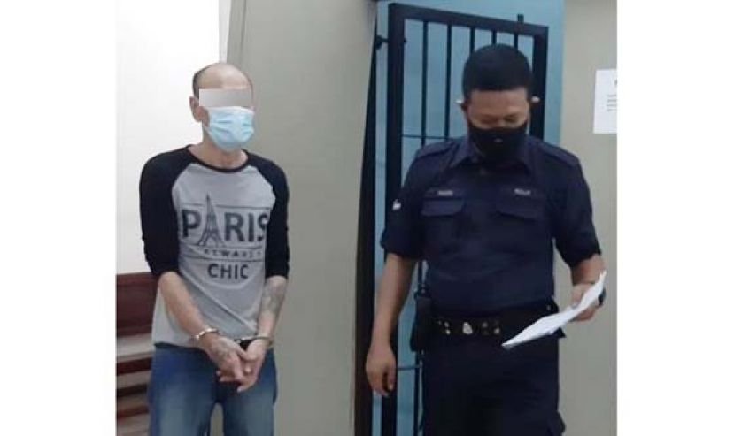 持刀抢劫妪，被告改变初衷认罪后被带离法庭。