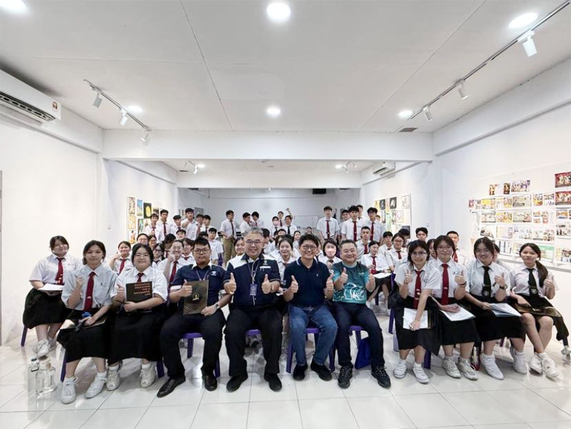 咨商心理辅导师林明申老师在讲座会之后与四中校长官晨阳、辅导主任杨益堃老师及FAME International College代表Mr Chai及该校高三年级学生一起合照。