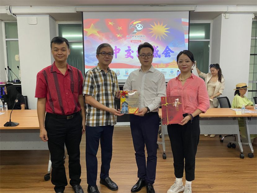 古晋中华总商会青年团团长黄福庆（左二）赠送纪念品给李昭双（右二）。左为古晋中华总商会青年团顾问蔡慧强及右为深圳优艾智合机器人公司副总经理王媛媛。