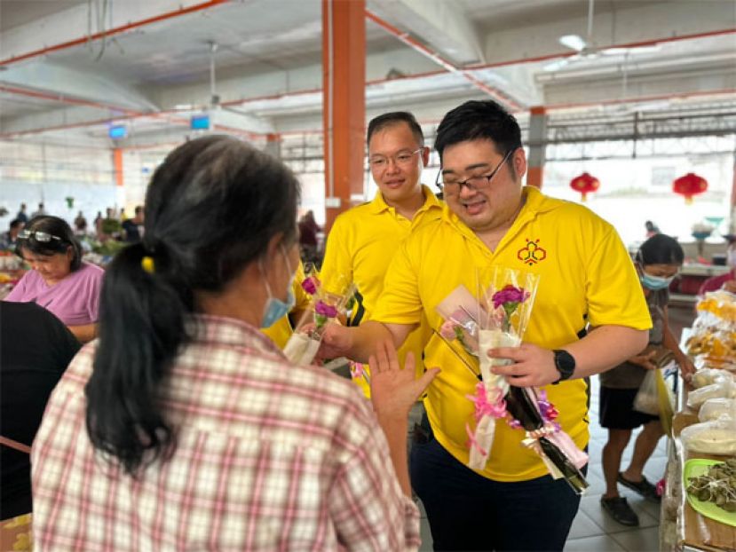 砂人联党埔奕支部青年团到珠巴10号路菜巴刹分100支花朵给妈妈们