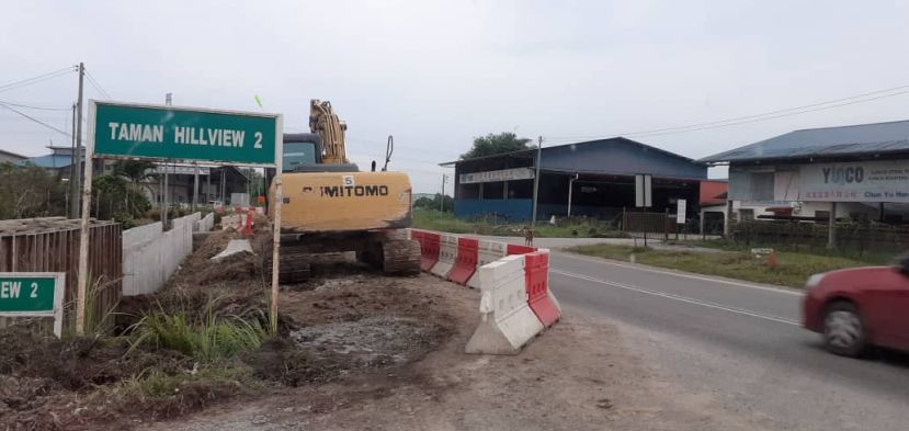丘景花园挖泥机挡阻视线形成道路陷阱