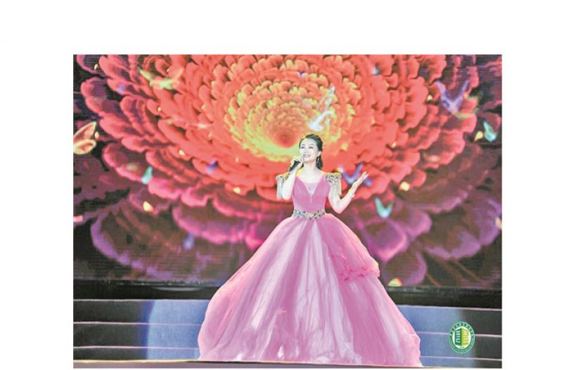 雷紫珊登台演唱。