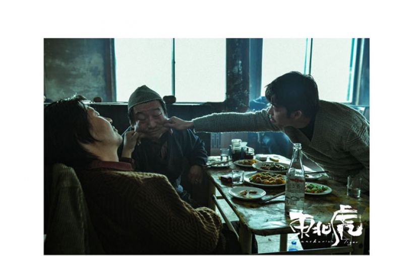 从《锤子镰刀都休息》（上），到《轻松＋愉快》（中），再到《东北虎》（下），耿军的作品里都少不了酒桌，以及兄弟间那些柔软的地方。