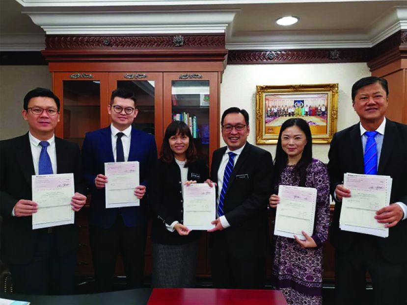 教育部副部长张念群（左三）将砂州政府华小公益基金拨款移交给砂拉越行动党国会议员。左起为林财耀、俞利文；右起为黄灵彪、刘强燕及张健仁。