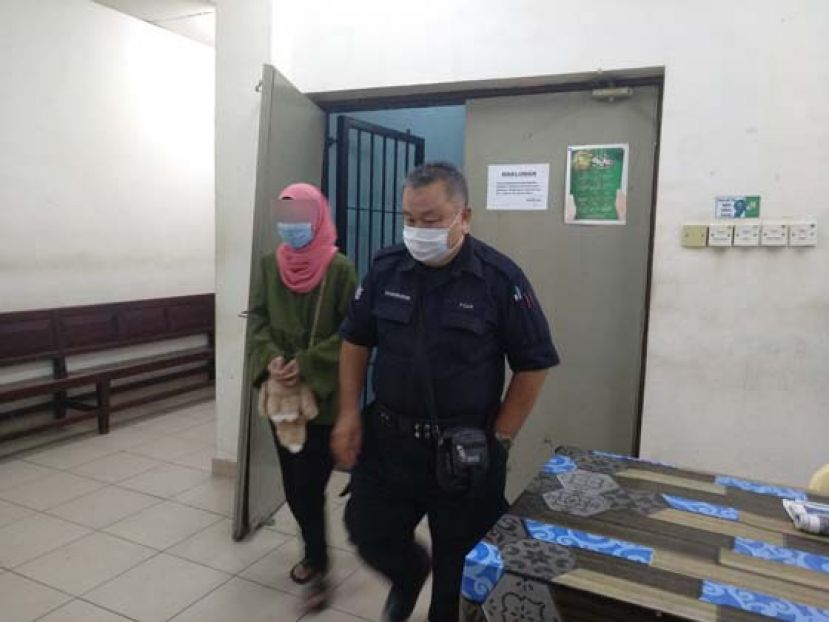 年轻妈妈准备上庭时摄。