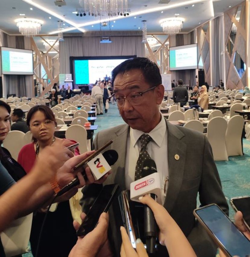 砂拉越旅游、创意产业及表演艺术部长兼砂青年、体育及企业发展部长拿督斯里阿都卡林向媒体发布谈话时摄。