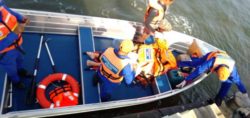 首名证实遇难的钓友遗体由警方安排船只运返码头。