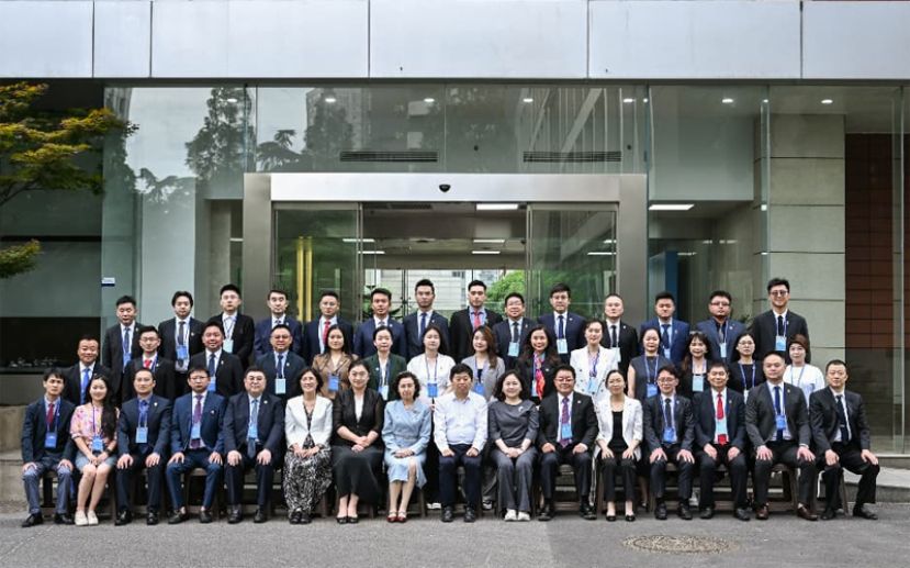 中国侨联第27期海外联谊研修活动暨江苏省侨联第8期海外侨领研修活动大合照。