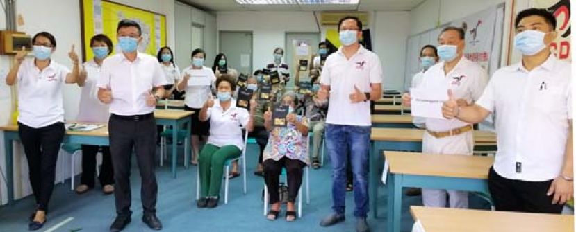 砂人联党古晋支部代发肯雅兰金卡予成功申请者后合影，前排左起为砂人联党古晋支部妇女组主席林春燕、财政杨严彬、署理主席黄廉欢、甲必丹拿督许中新及副秘书刘世栋。