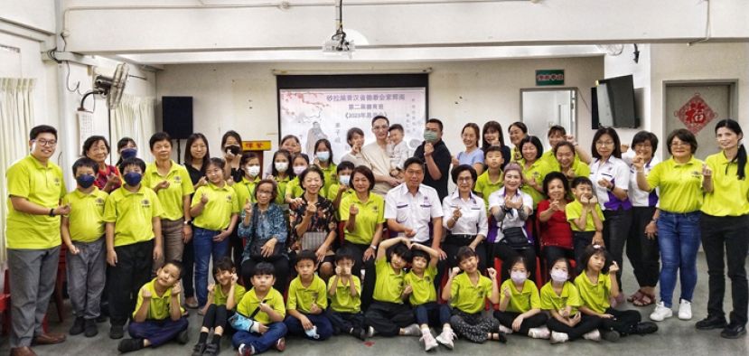 出席恳亲会的董班丶志工志师丶家长及学生们大合照。