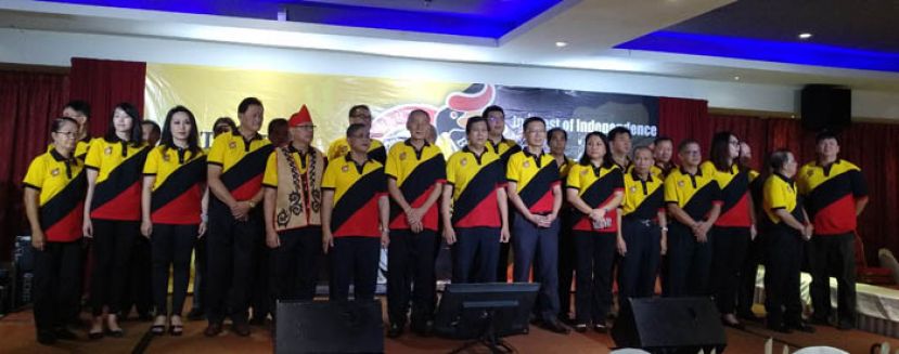 肯雅兰全民党千人宴上，党领袖高唱&ldquo;fairland Sarawak&rdquo;。