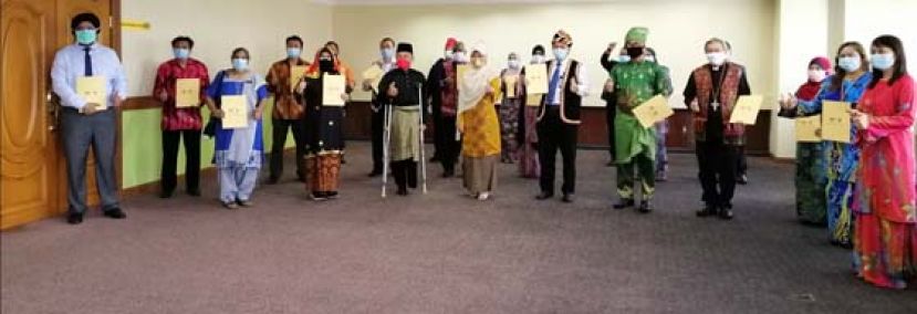 砂团结行动委员会主席拿督斯里陈赛明与其委员合影。