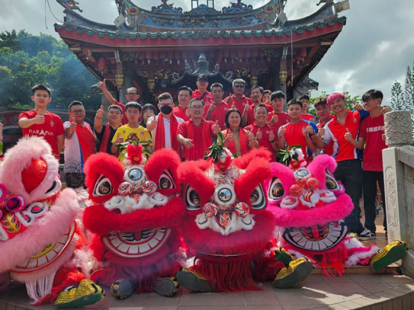 点睛仪式完成后，众人大合影。前左五及左六古晋市区国会议员俞利文和实旦宾区国会议员张健仁。