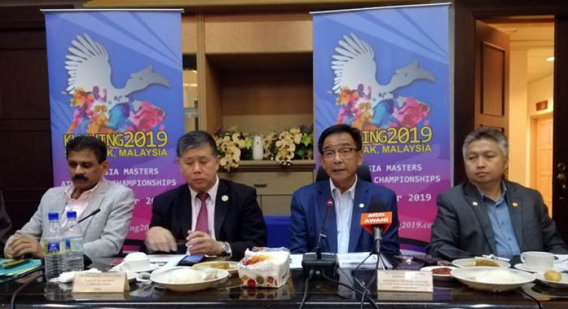 .砂旅游、艺术、文化、青年与体育部部长拿督阿都卡林韩沙发表谈话时摄，左二;为砂体育发展机构首席执行官王江瑞及(右)为与体育部助理部长拿督史诺登拉旺。