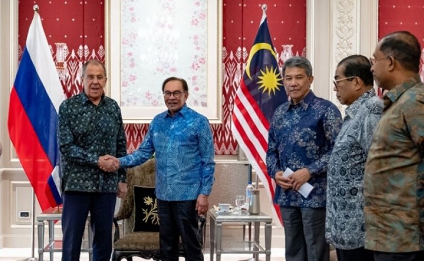 首相安华(左二)会晤俄罗斯外长拉夫罗夫(左一)。