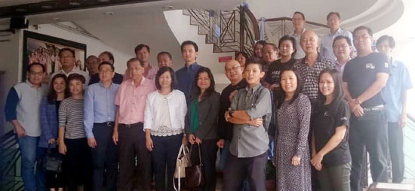 廉中管理层与出席午宴的媒体合摄。前排左6是何宝玲，左5是副董事长刘贤仕。
