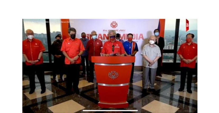 阿末扎希（前排中）宣布巫统撤回对国盟政府和首相慕尤丁的支持。