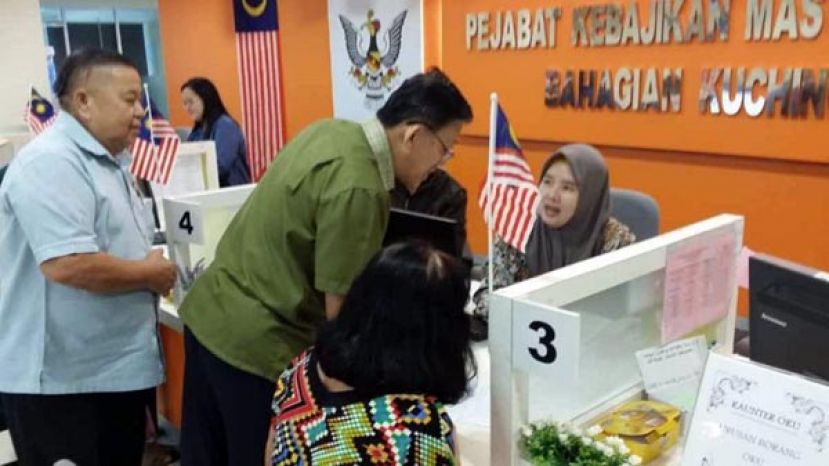 薛華東（中）與甲必丹林壽祺（左）聯袂協助一華婦（右）中風丈夫提升福利援助。