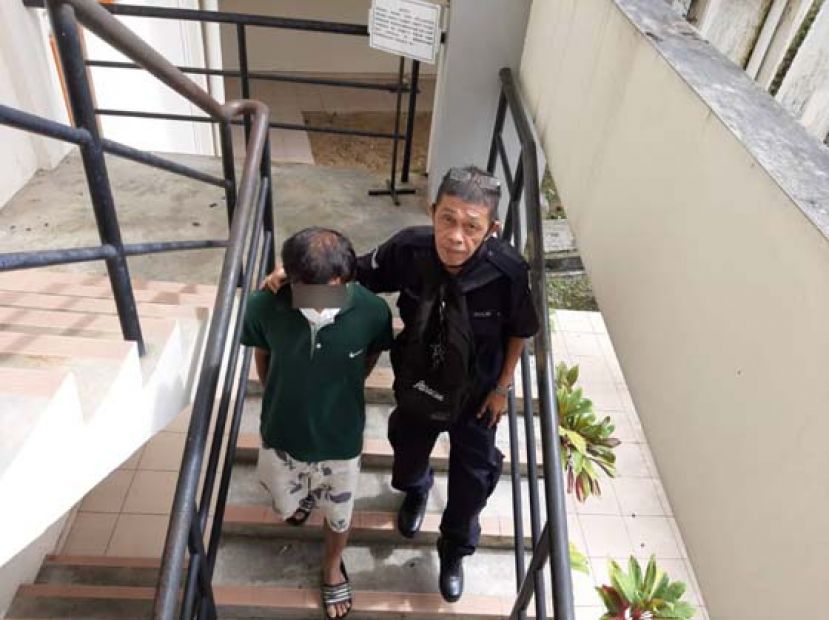 脾气火爆的不孝子被警员押离法庭。