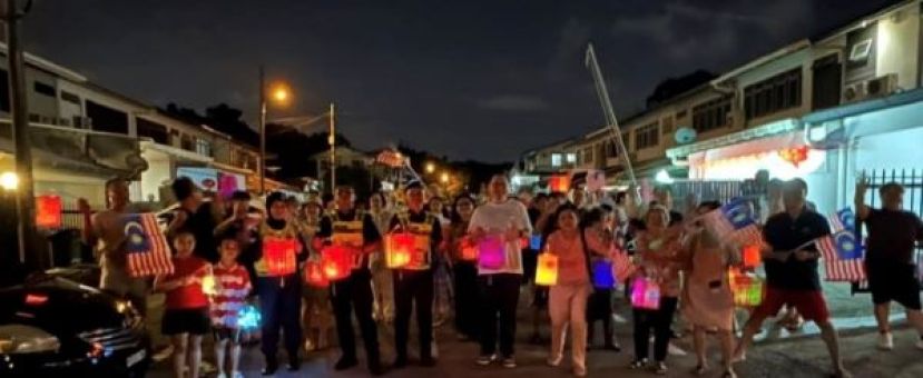 不同族群及年龄层的居民提着灯笼，与辉煌条纹一同漫步西木园，在欢庆中秋佳节的同时，也展现砂拉越多元社区和谐共融的精神。
