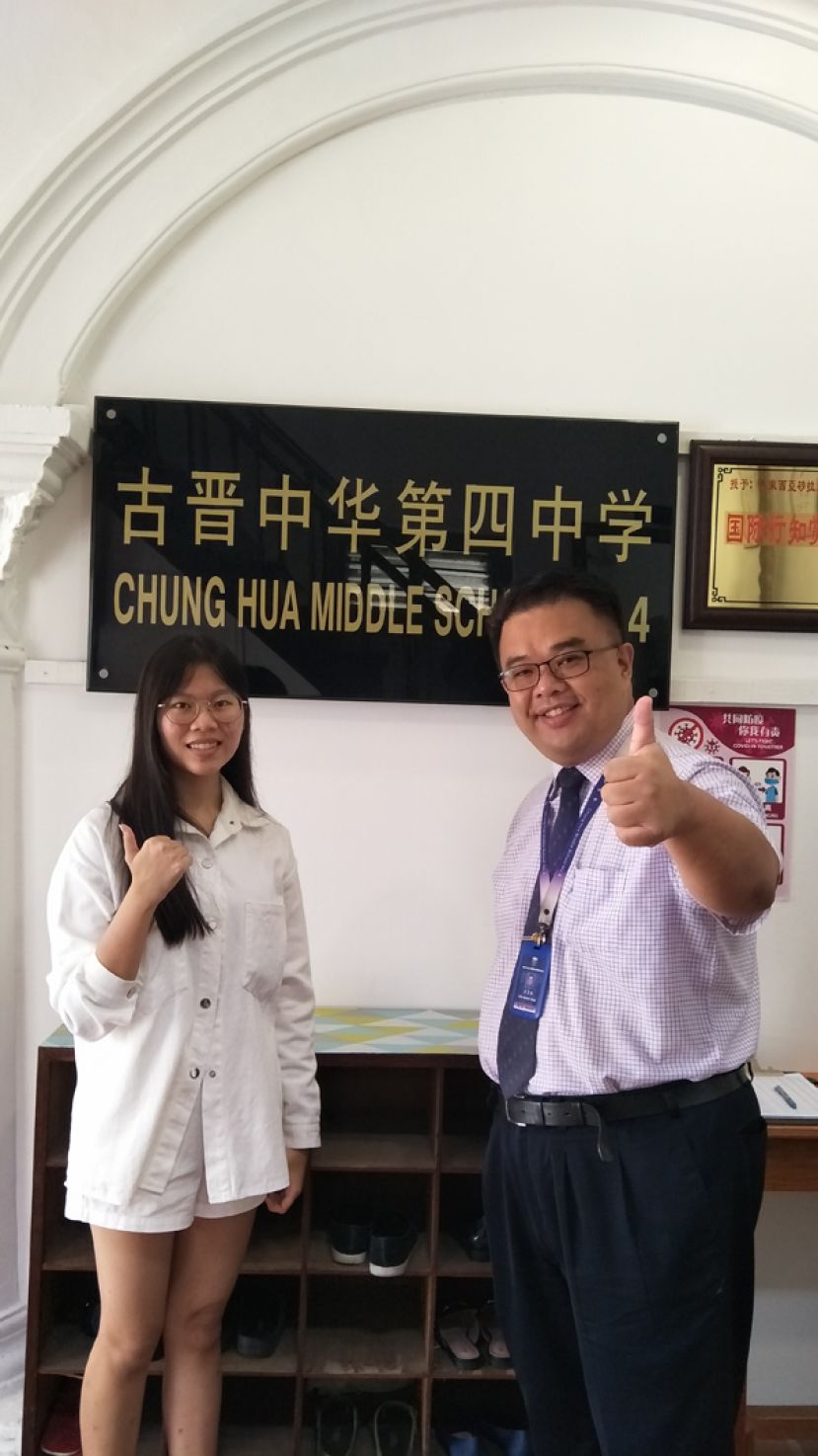 四中校长官晨阳喜悦祝贺该校去年高三毕业学生刘晓薇荣获6A（特优）及5B（优等）的优异成绩，并鼓励刘晓薇同学继续深造，并选择自  己理想大学实现梦想！刘晓薇同学在开心获知自己考获优异成绩之后，与官晨阳校长合影。