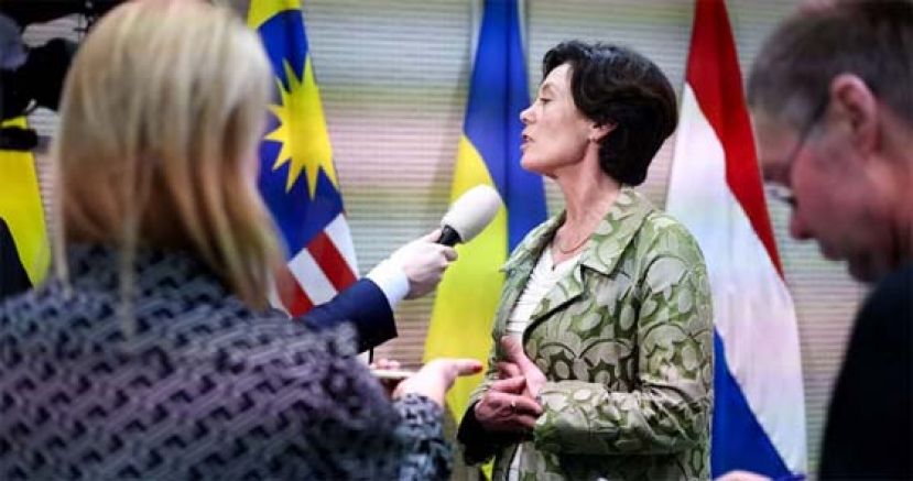 图为荷兰检察官范布策雷尔（中）回答记者的提问。