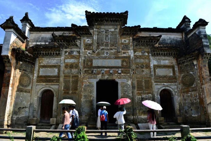 游客参观福建省武夷山市下梅村邹氏家祠。近年来，当地以万里茶道为主题，打造茶文化旅游目的地。