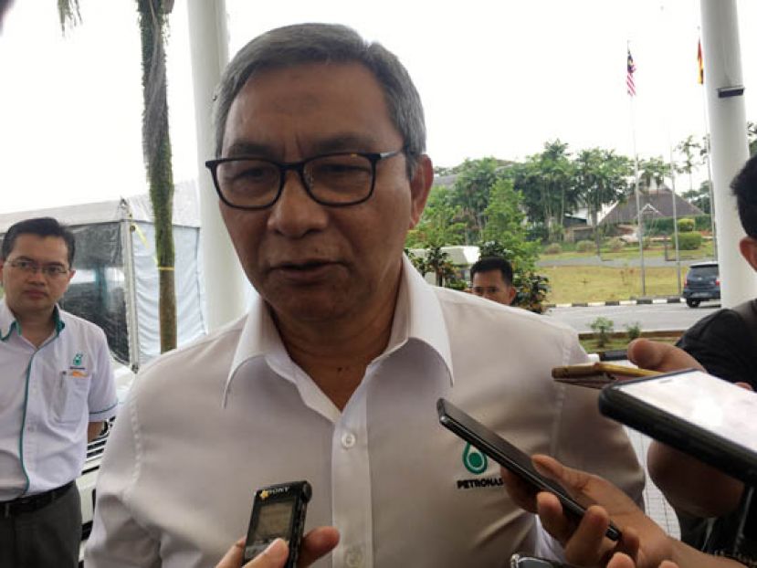 国油公司主席拿督阿末尼占接受媒体的访问。