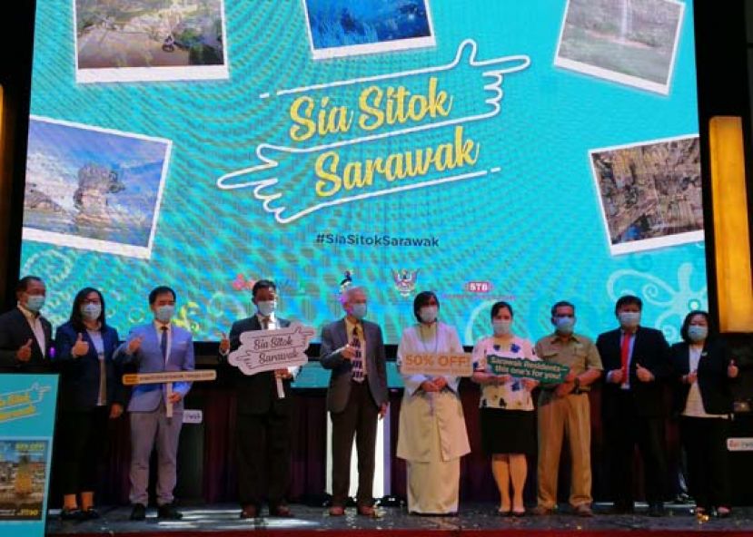 拿督阿都卡林（左四）推展&ldquo;砂拉越趴趴走&rdquo;&rdquo;（Sia Sitok Sarawak）活动。