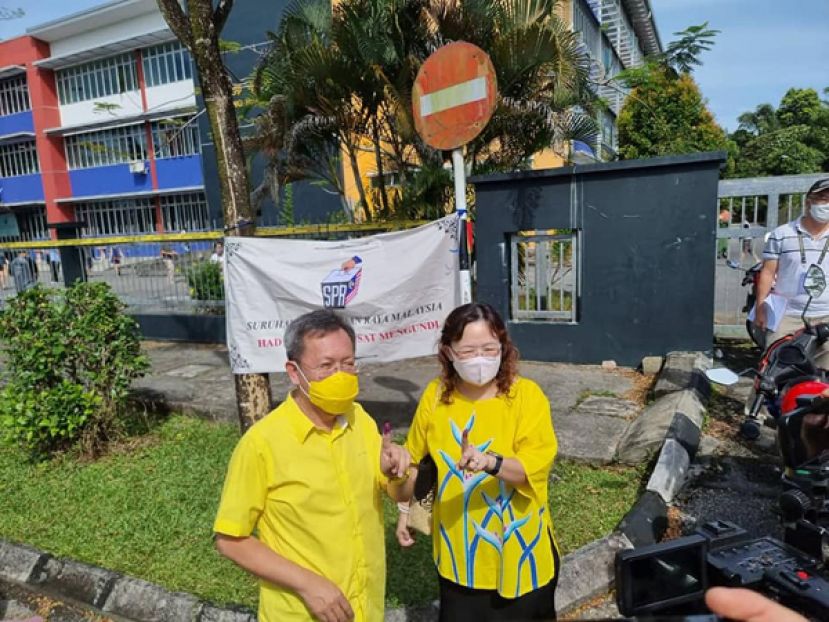 沈桂贤与夫人到石角达邦中公投下神圣一票