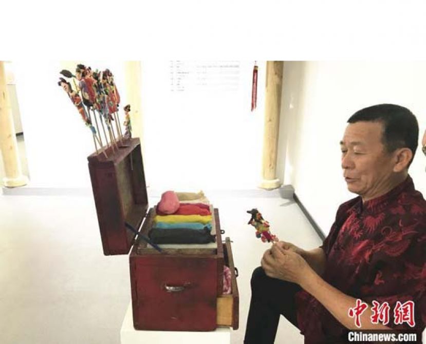 &ldquo;泉州妆糕人制作技艺&rdquo;市级非遗代表性传承人张明铁在制作&ldquo;妆糕人&rdquo;。