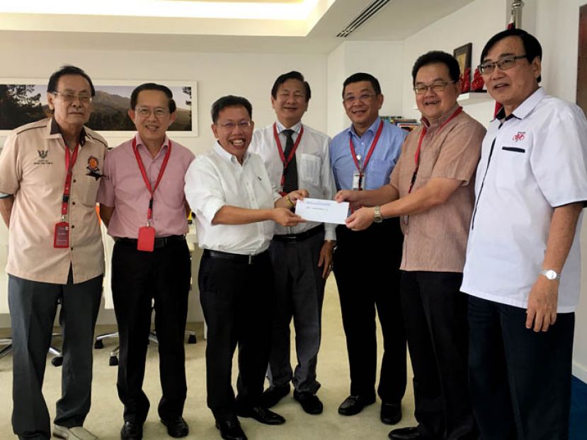  孔诞晚宴筹委会主席田松茂（右二）移交邀请函予砂地方政府与房屋部部长拿督沈桂贤医生，左起;为一小校董会副主席甲必丹黄锦就、中中校董会副主席郑佑上、古晋中华小学校董会主席王长福、古晋中中校董会主席拿督黄良杰及三小副主席郑文发。