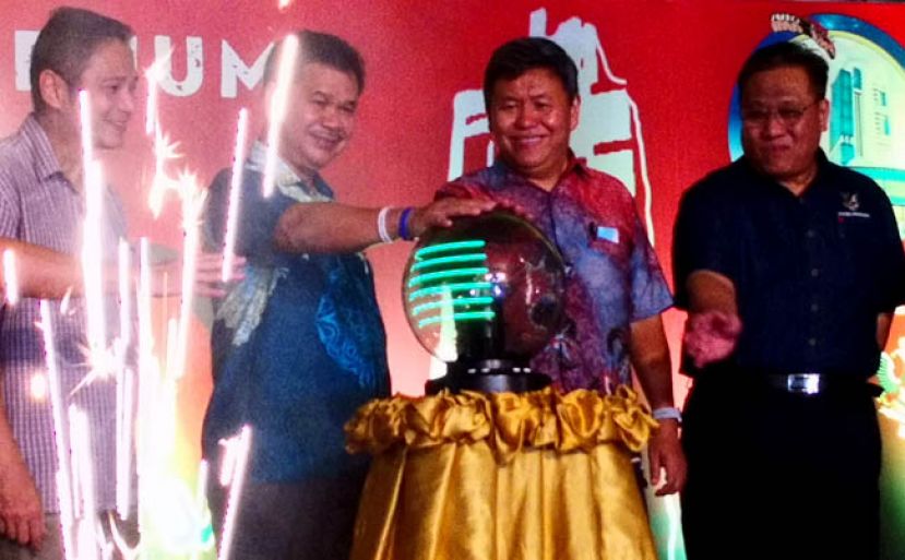 砂副州务秘书拿督益帕宏（左2）及诗巫省省长查尔斯萧（右2）共同按水晶灯志诗巫国际定点跳伞节掀开序幕。