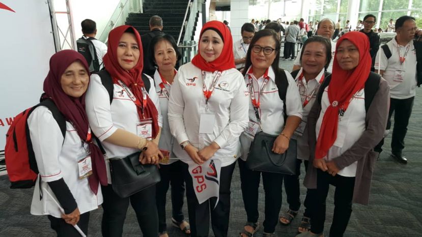  砂首长署（法律、州与联邦关系及计划监督）助理部长助理部长莎丽花哈茜达（中）向媒体发表谈话。