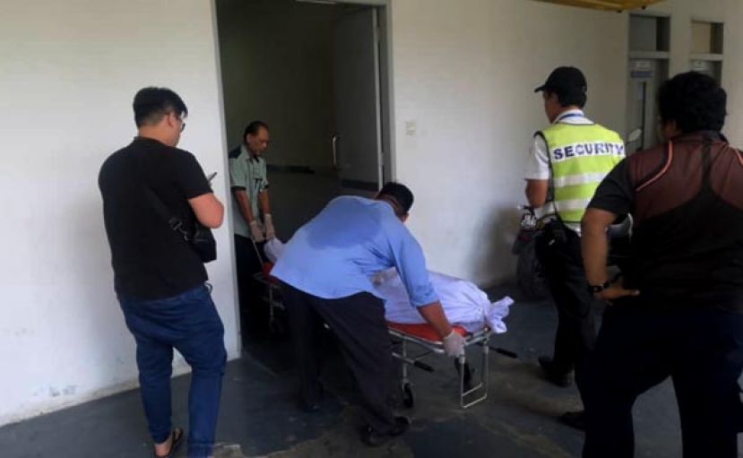 触电而从高处坠下，抢救不果的建筑工友遗体送到砂中央医院太平间。