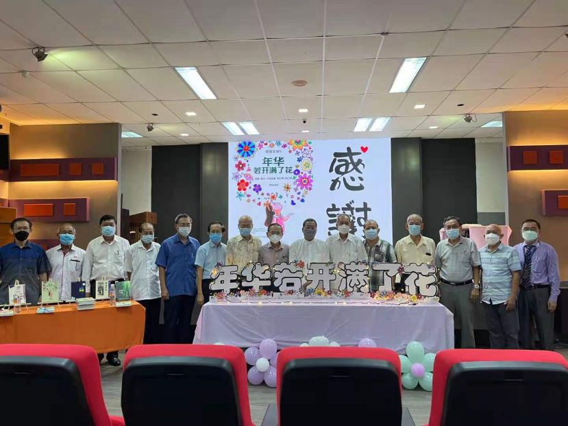 由左至右薛华东、钟忠、陈晋宗、朱敏华、张光福、郑佑上、李福安、孙春富、拿督邓伦奇、高伟宁、郑雅泰、杨谦俊、田思、田招炎、叶宗元校长合影。