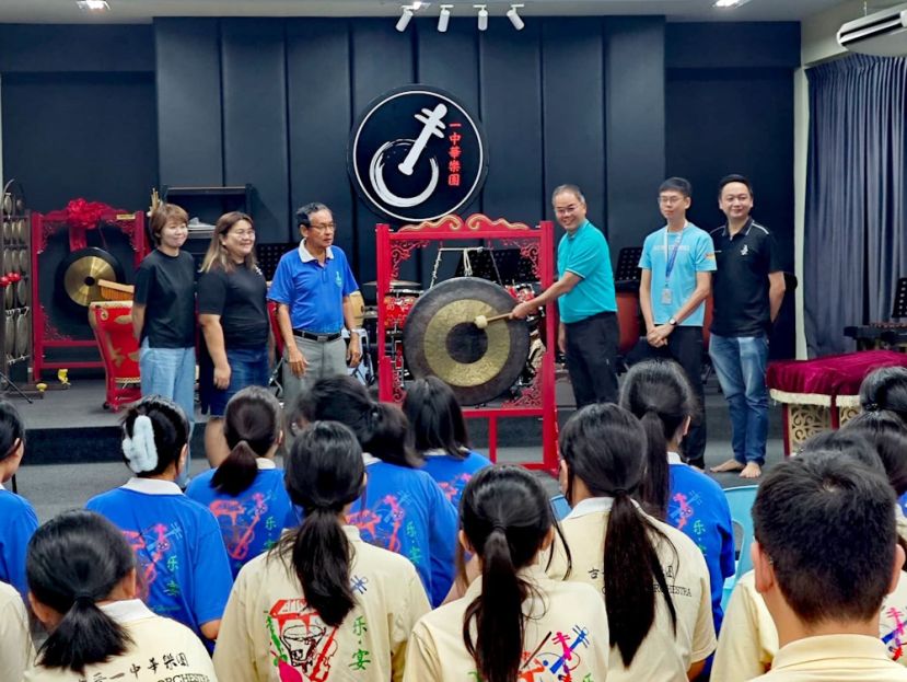 李志鹏校长（右三）为&ldquo;2025年一中华乐团集训营&rdquo;主持鸣锣仪式，正式宣布集训营启幕。左起为李永倩老师、黄红鸾老师、陈应桐老师；右起为黄富荣老师与钟圣权老师。