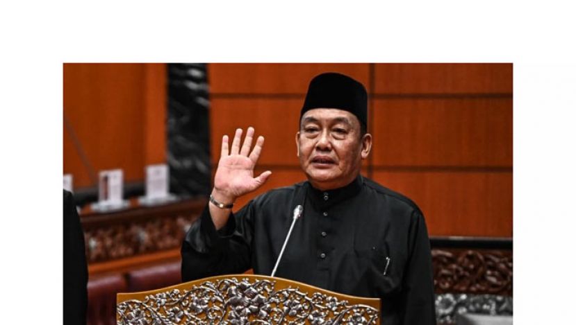 阿旺比米宣誓就任上议员。