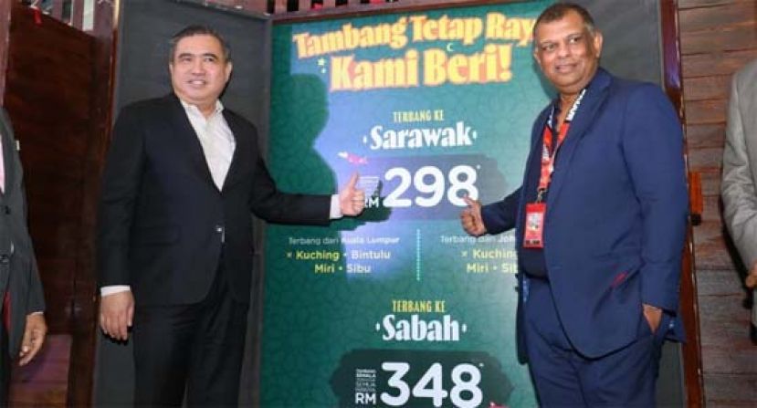 交通部长陆兆福（左）与东尼费南德斯推介亚航开斋节深夜航班固定低票价时影。