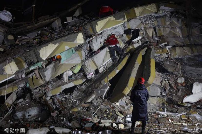 救援队在土叙强震爆发后迅速展开搜救，不过专家认为，寒冬是幸存者存活的头号难题。